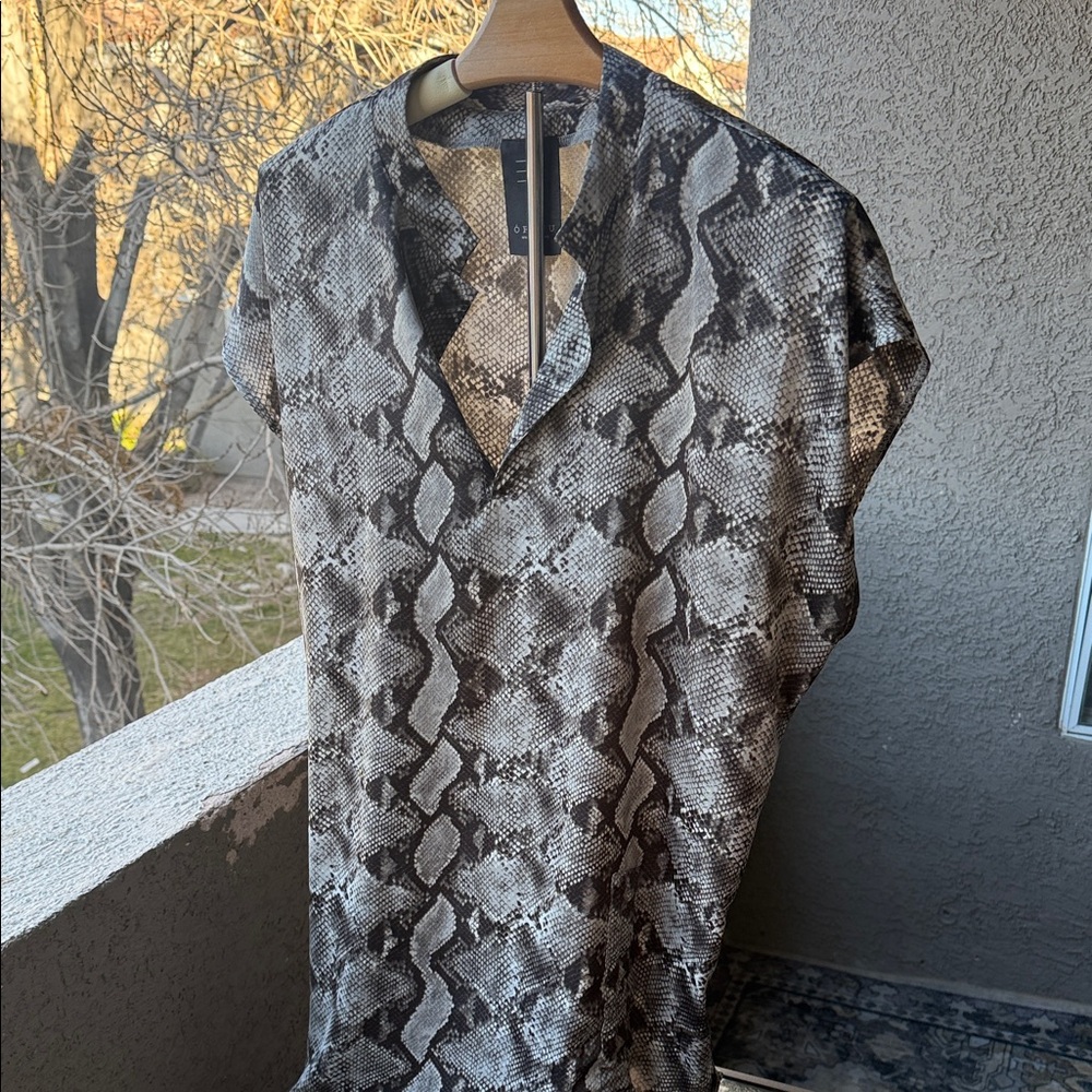 ORTTU, large,Snake Print asymmetrical Shirt for Men - Picture 11 of 12